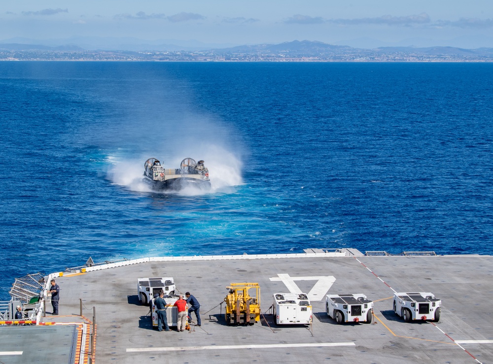Boxer Conducts LCAC Operations