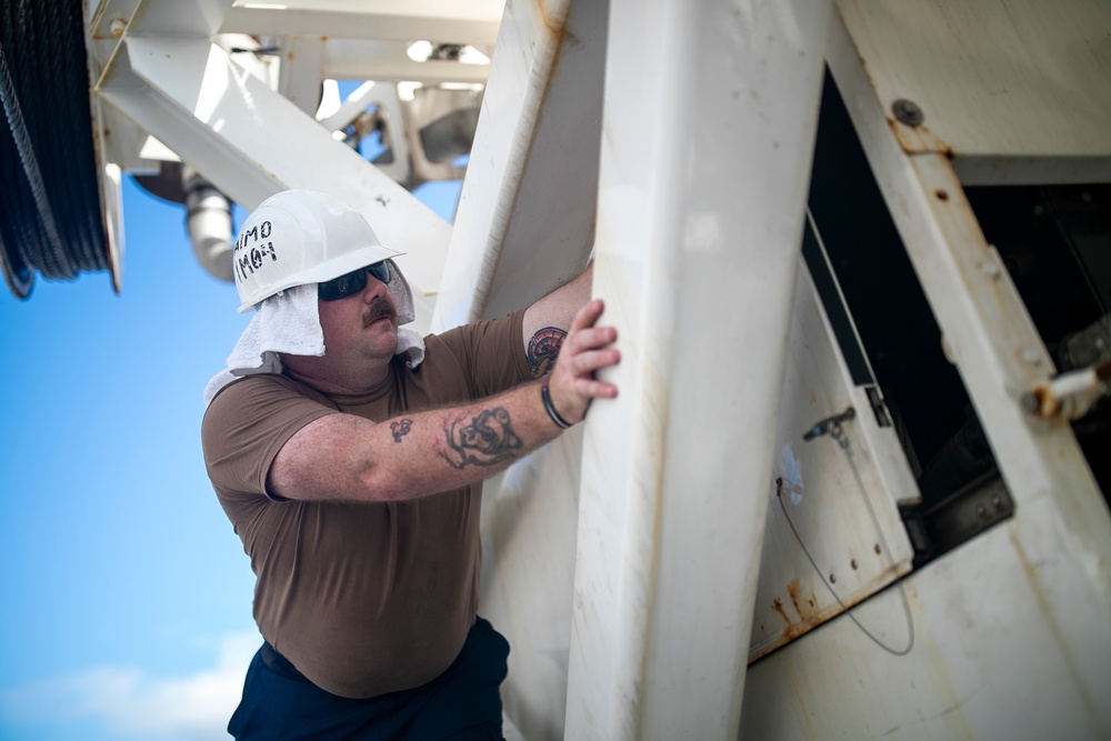 USS Tripoli Performs Crane Maintenance