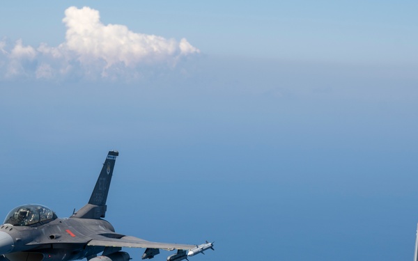 2-ship formation of U.S. Air Force aircraft fly over the Gulf of America
