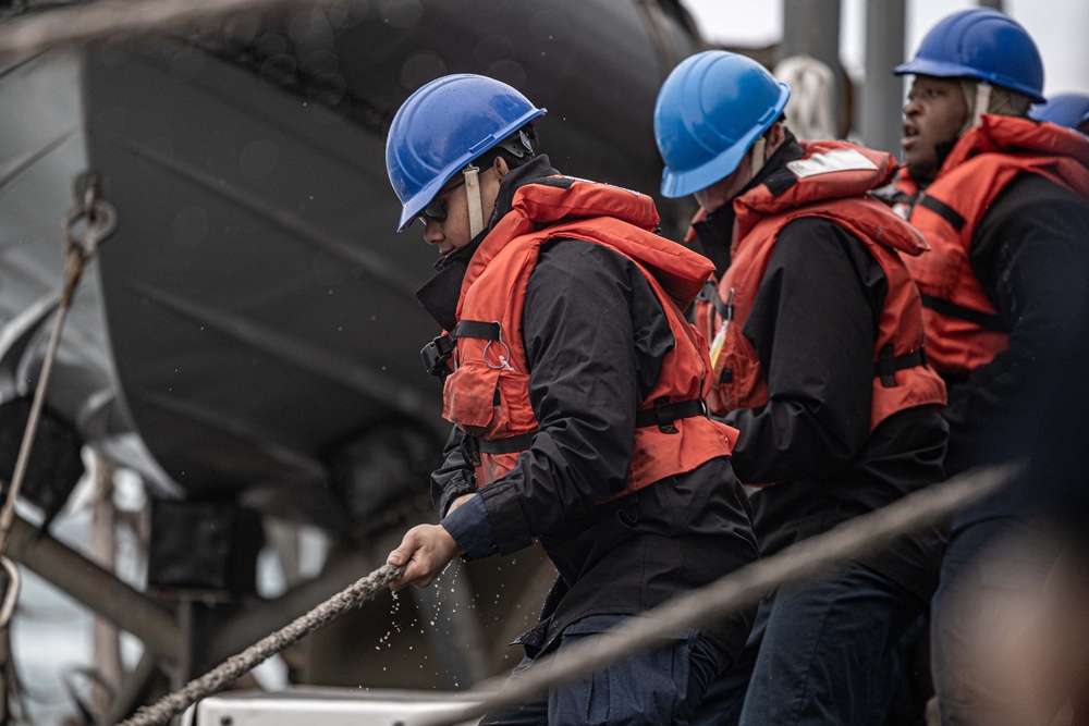 USS Mahan (DDG 72) Replenishment-at-Sea