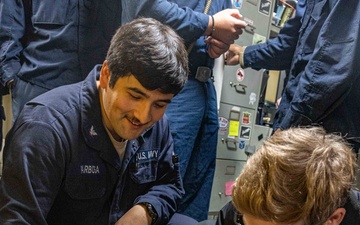 USS Mahan (DDG 72) Hosts Capt. Sage