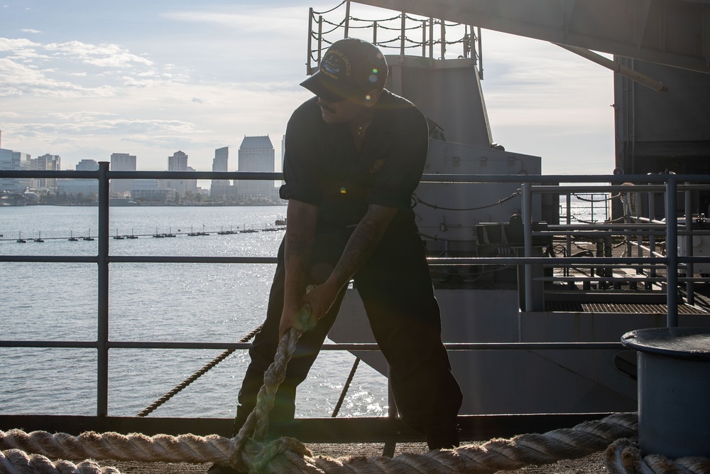 Abraham Lincoln returns to San Diego