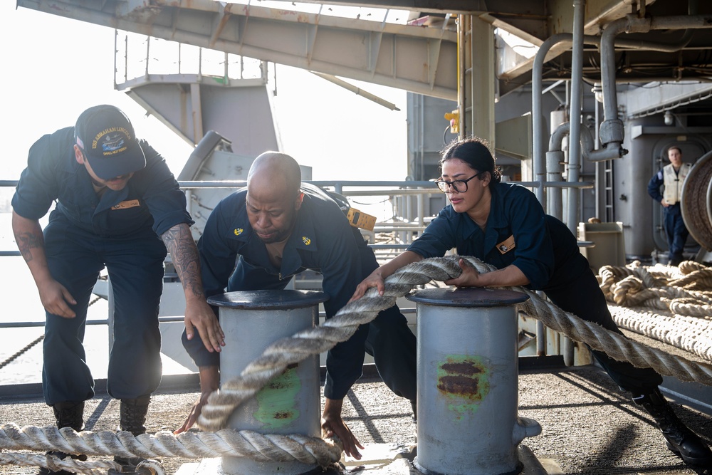 Abraham Lincoln returns to San Diego
