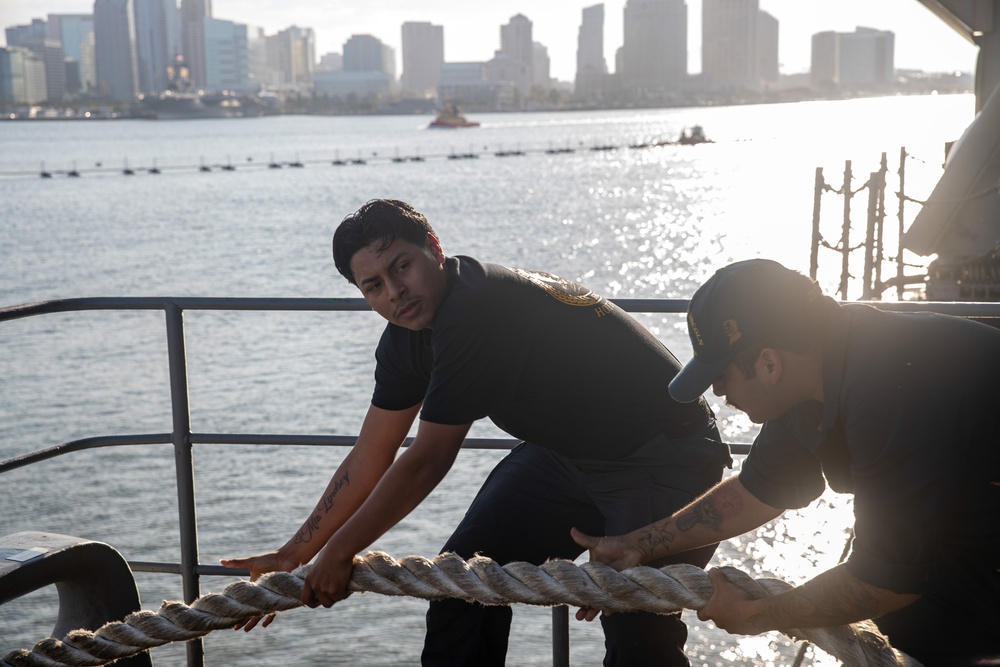 Abraham Lincoln returns to San Diego