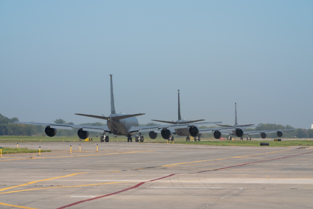 Three plane minimal interval takeoff