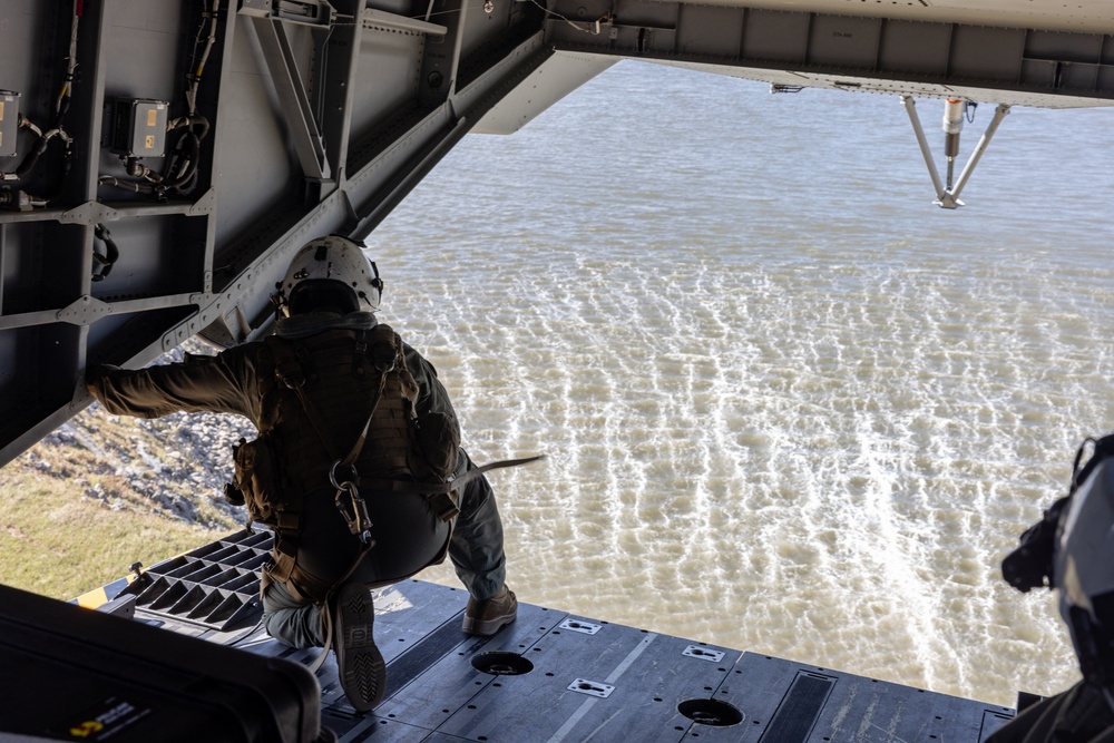 Marines with HMH-461 conduct qualifications aboard USS Arlington