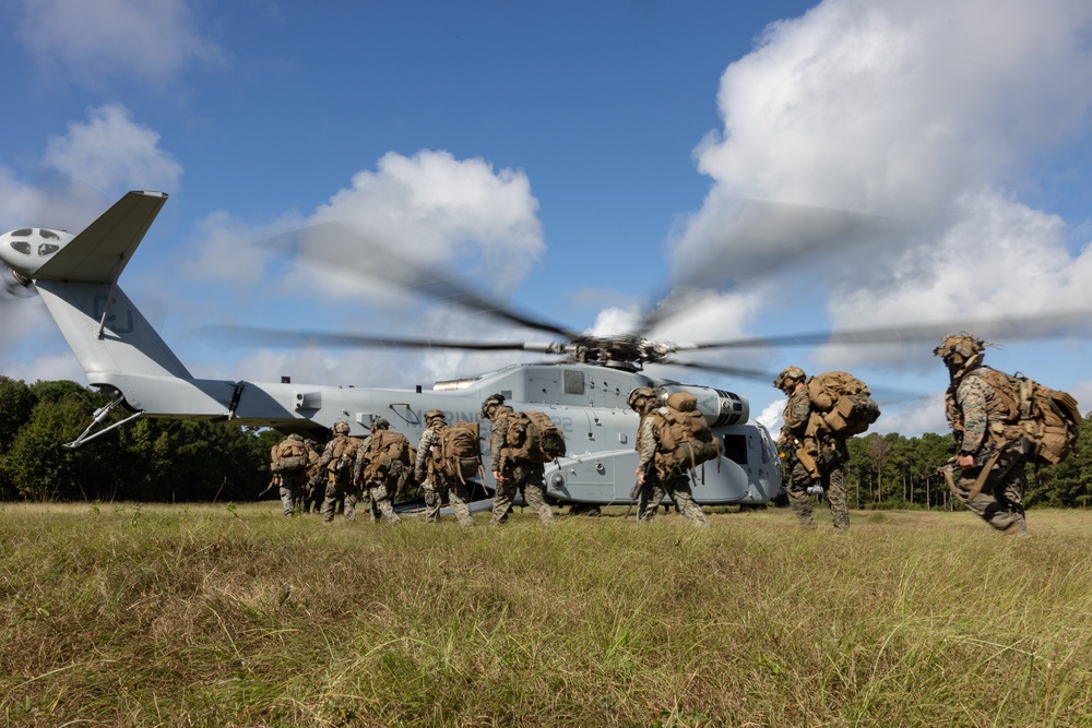 Marines with HMH-461 conduct qualifications aboard USS Arlington