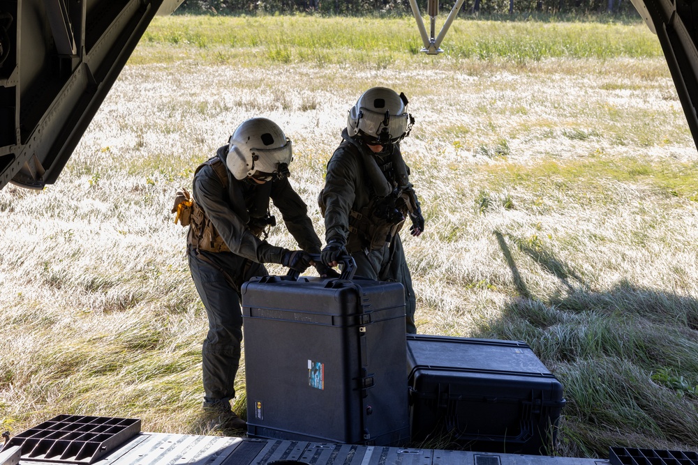 Marines with HMH-461 conduct qualifications aboard USS Arlington
