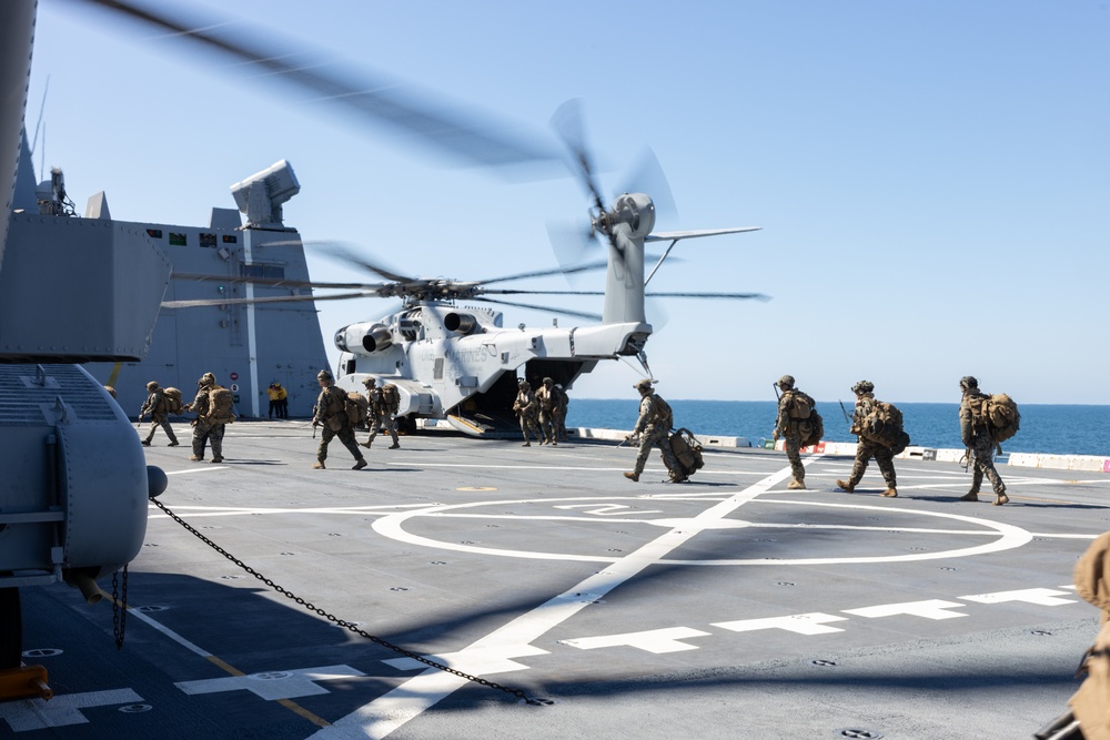 Marines with HMH-461 conduct qualifications aboard USS Arlington