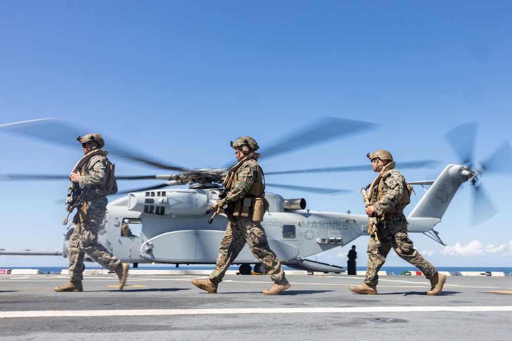 Marines with HMH-461 conduct qualifications aboard USS Arlington