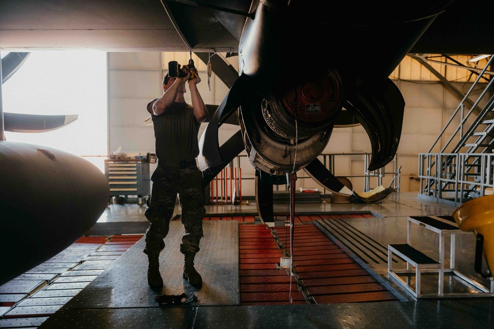 Maintainers perform isochronical inspections