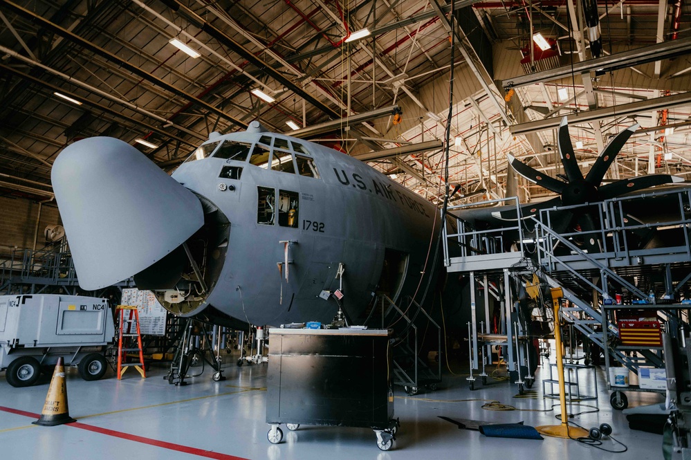 Maintainers perform isochronical inspections