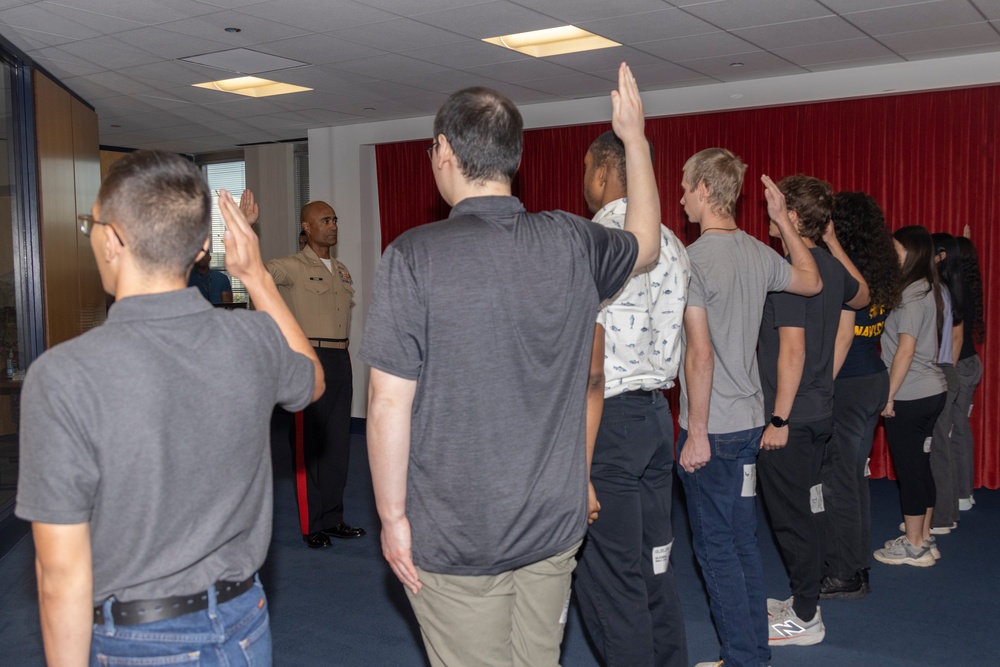Western Recruiting Region Commanding General Visits Chicago MEPS