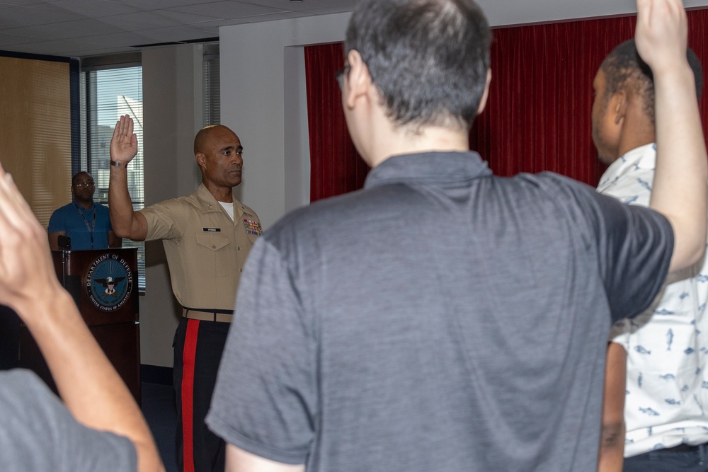 Western Recruiting Region Commanding General Visits Chicago MEPS