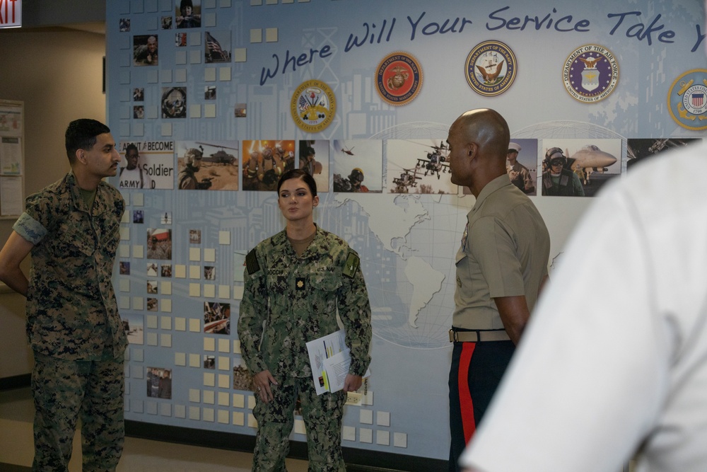 Western Recruiting Region Commanding General Visits Chicago MEPS