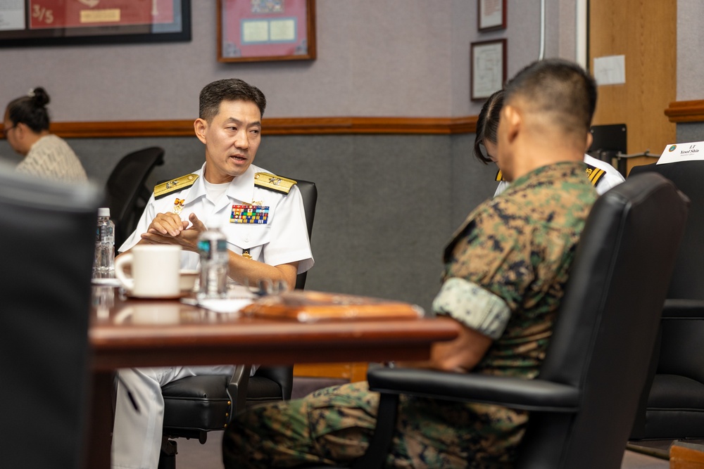 COSMARFORPAC hosts ROK Naval Academy DV’s