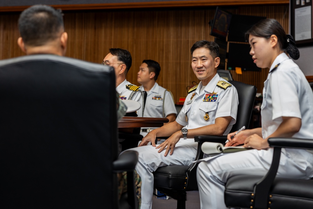 COSMARFORPAC hosts ROK Naval Academy DV’s