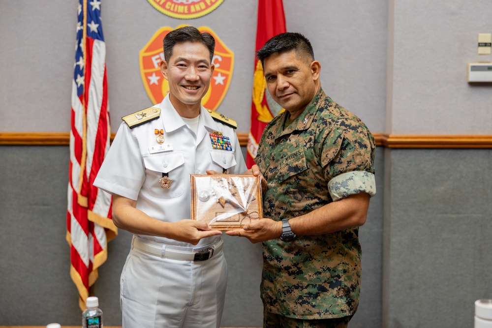COSMARFORPAC hosts ROK Naval Academy DV’s