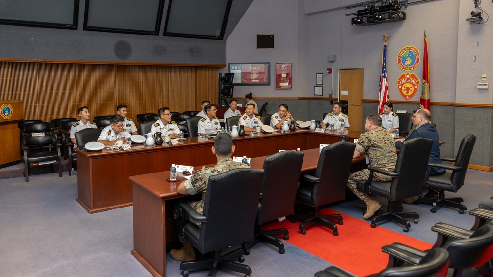 COSMARFORPAC hosts ROK Naval Academy DV’s