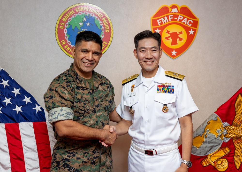 COSMARFORPAC hosts ROK Naval Academy DV’s