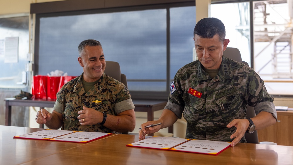 DVIDS - Images - ROKMC and MARFORPAC G-6 C2 Staff Talks [Image 2 of 11]