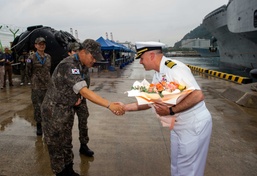 Republic of Korea Fleet welcomes USS Blue Ridge to Busan