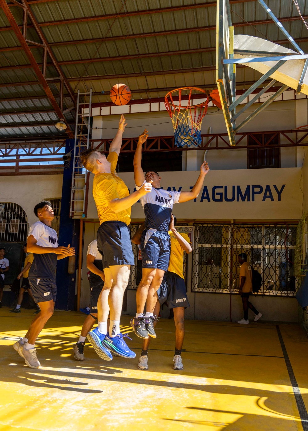 USS Frank Cable (AS 40) Sailors participate in a basketball game with Philippine sailors