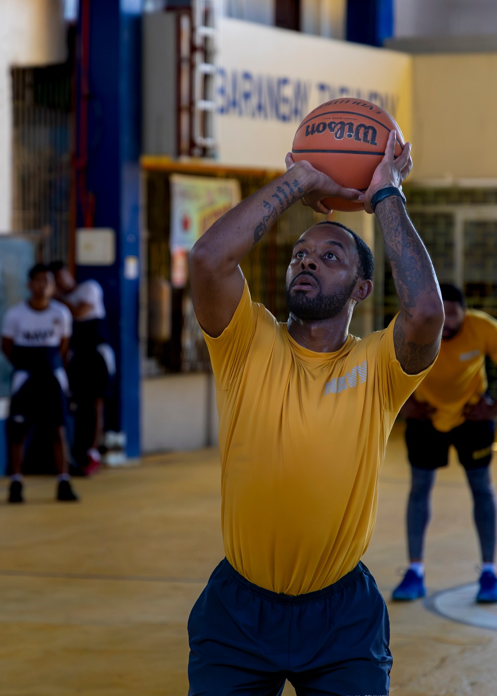 USS Frank Cable (AS 40) Sailors participate in a basketball game with Philippine sailors