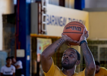 USS Frank Cable (AS 40) Sailors participate in a basketball game with Philippine sailors