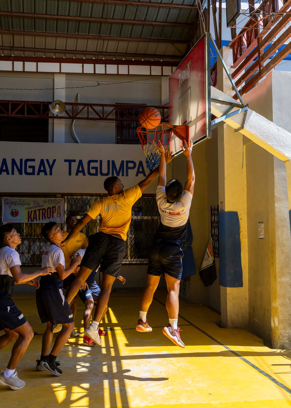 USS Frank Cable (AS 40) Sailors participate in a basketball game with Philippine sailors