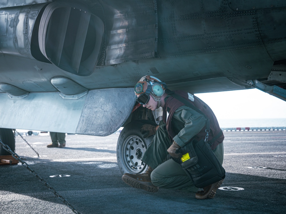 22nd MEU(SOC) | Harrier Flight Deck Maintenance on USS Iwo Jima