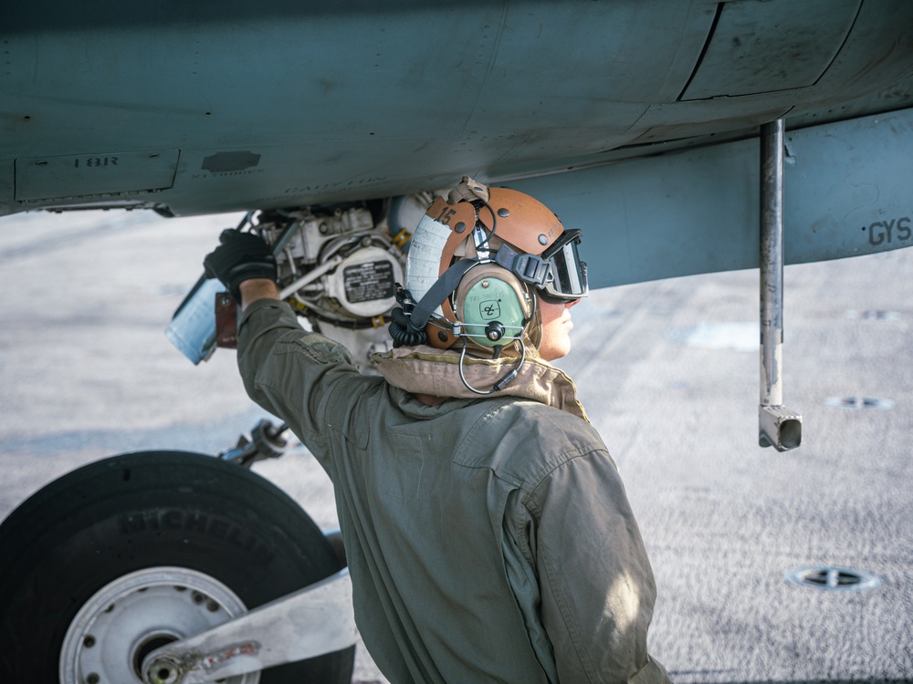 22nd MEU(SOC) | Harrier Flight Deck Maintenance on USS Iwo Jima