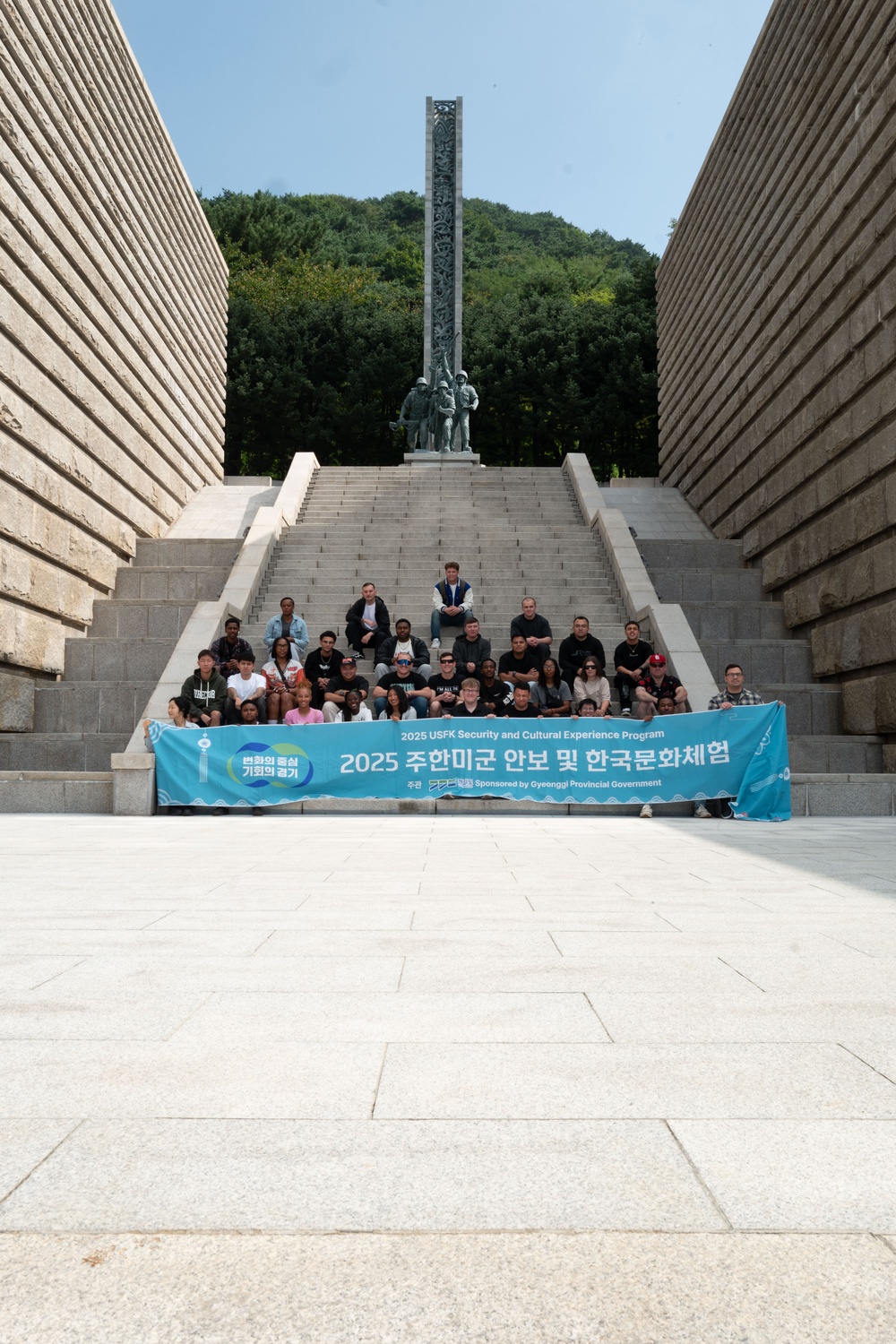 USFK Trip Gives U.S. Soldiers Taste of Past, Present and Future