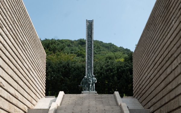 USFK Trip Gives U.S. Soldiers Taste of Past, Present and Future