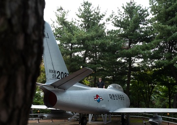 USFK Trip Gives U.S. Soldiers Taste of Past, Present and Future