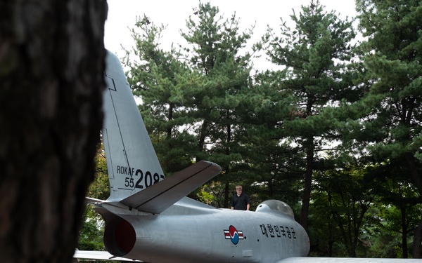 USFK Trip Gives U.S. Soldiers Taste of Past, Present and Future