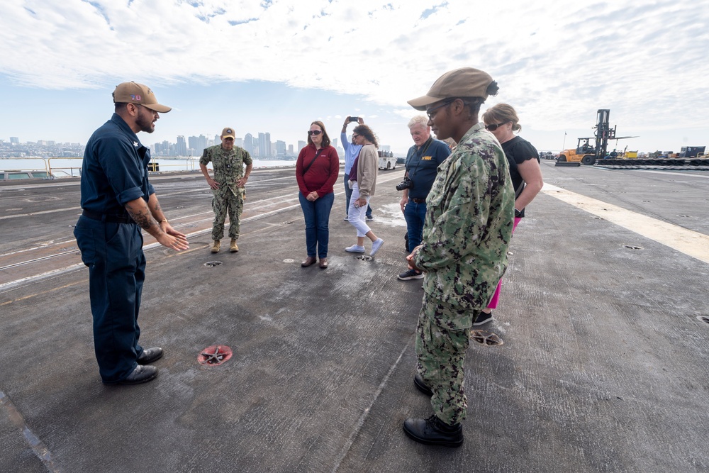 Navy Talent Acquisition Group Northern Plains tours USS Carl Vinson (CVN 70)