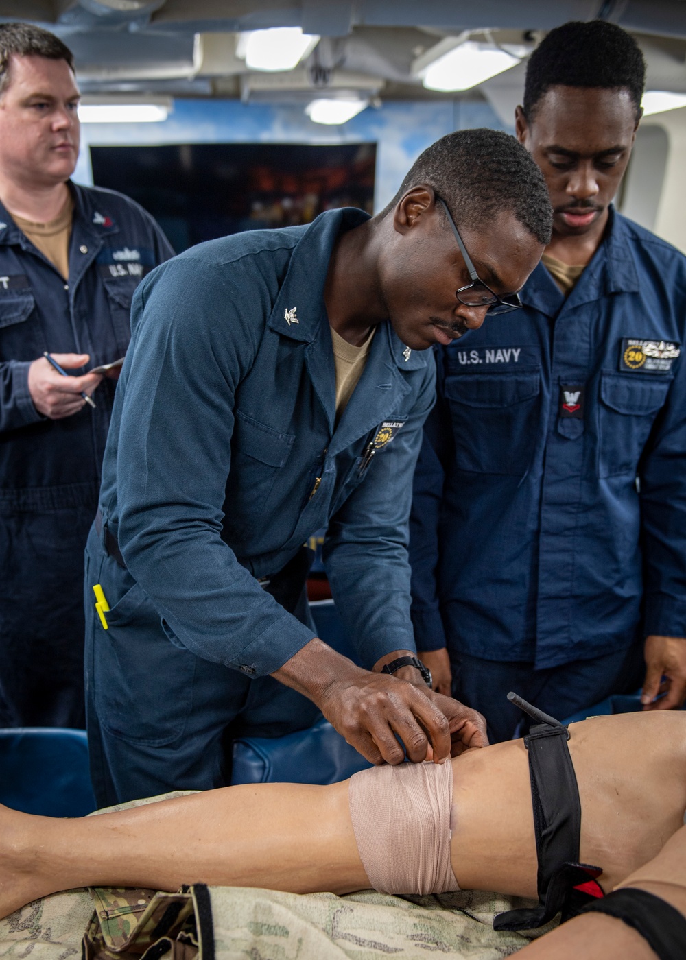 USS Higbee Sailors Conduct Stretcher Bearer Training