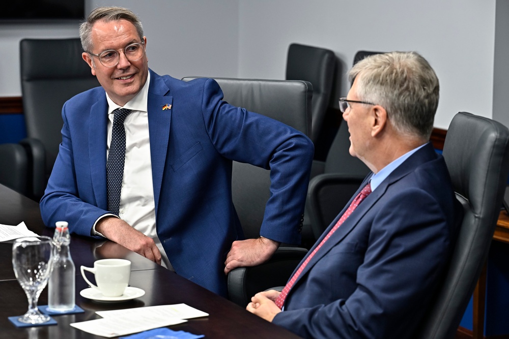 SecAF Meink meets German. Minister-President Schweitzer