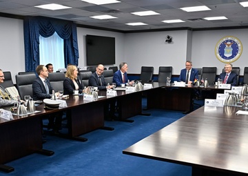 SecAF Meink meets German. Minister-President Schweitzer