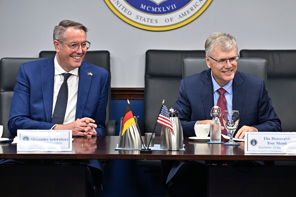 SecAF Meink meets German. Minister-President Schweitzer