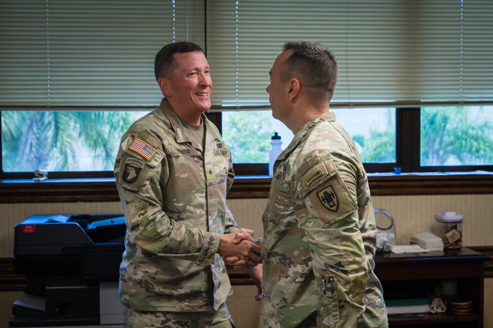 Field Artillery Commandant Meets with 94th AAMDC Commanding General During Battlefield Circulation