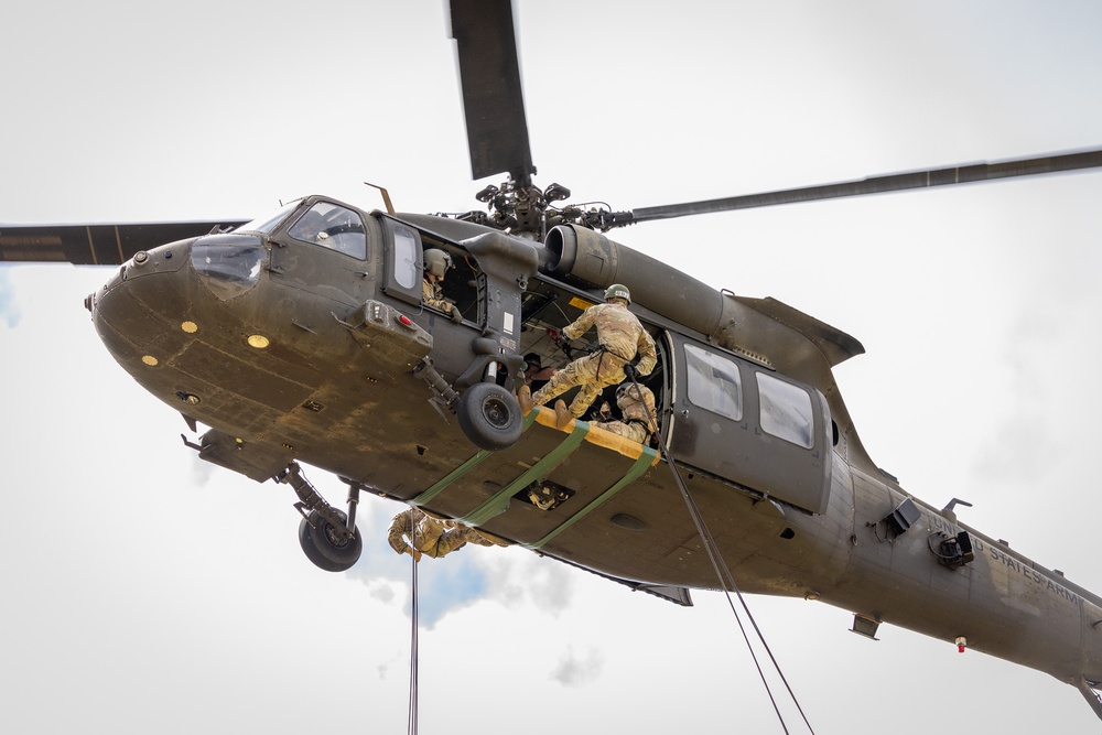 25th CAB Supports Lightning Academy Air Assault Qualification