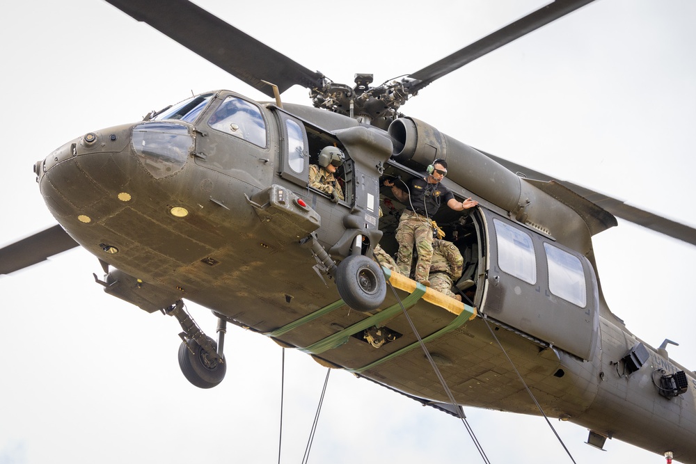 25th CAB Supports Lightning Academy Air Assault Qualification