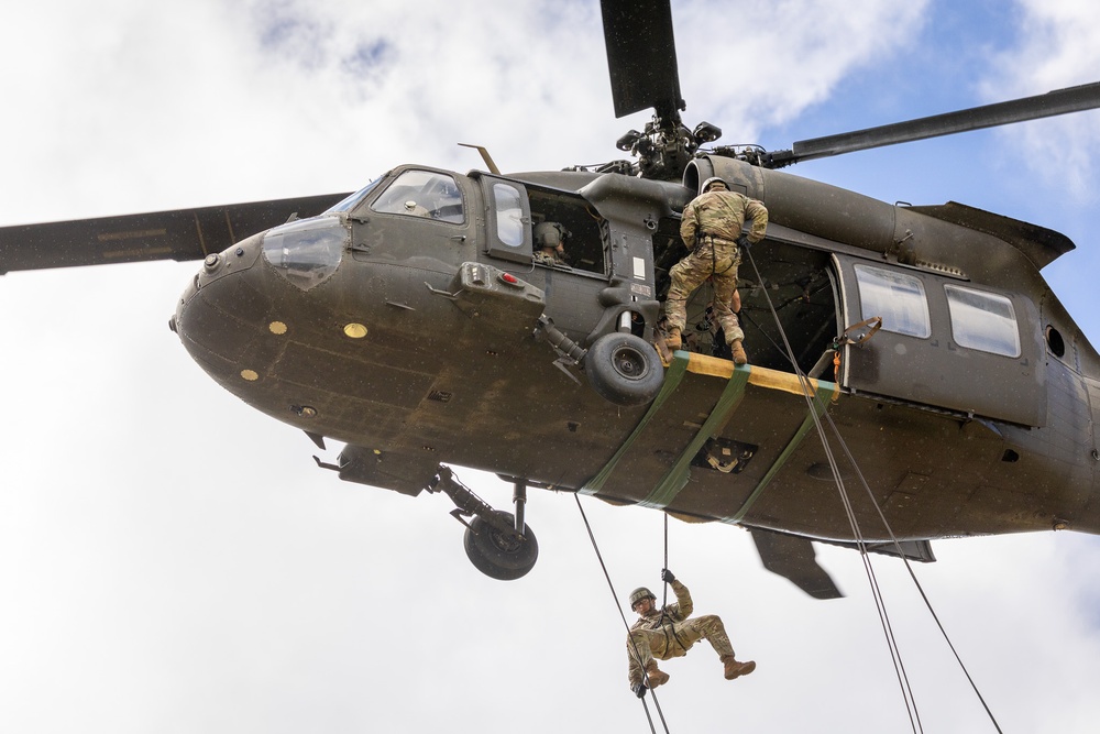 25th CAB Supports Lightning Academy Air Assault Qualification