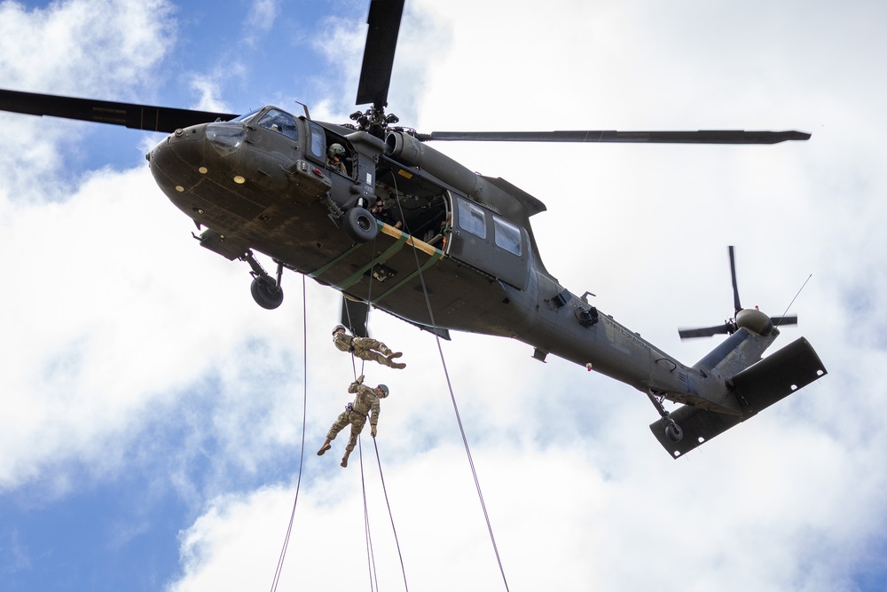 25th CAB Supports Lightning Academy Air Assault Qualification