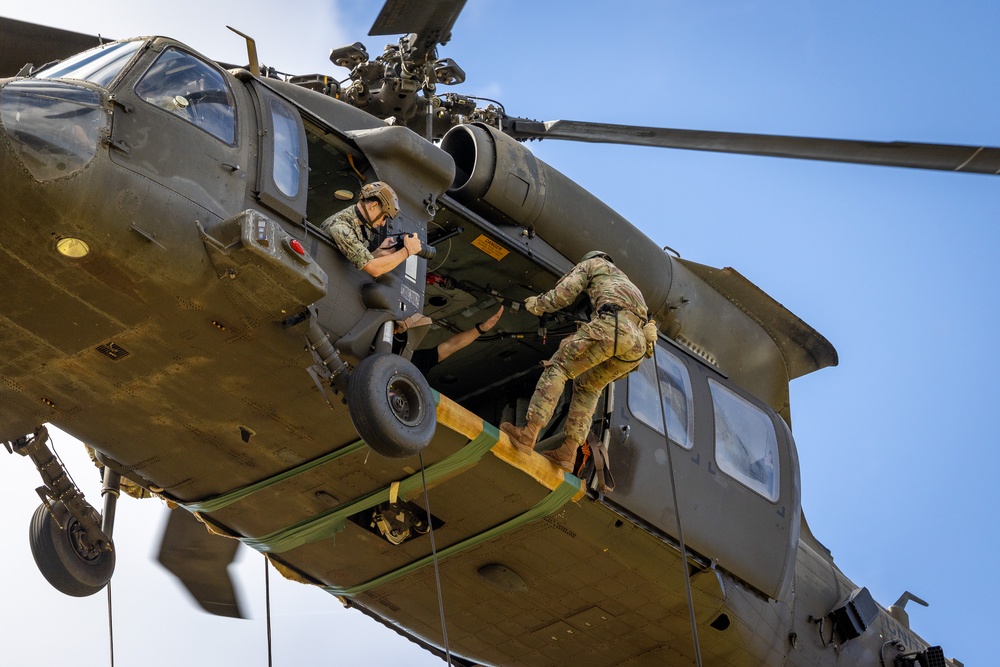 25th CAB Supports Lightning Academy Air Assault Qualification