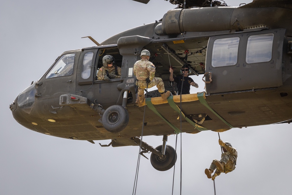 25th CAB Supports Lightning Academy Air Assault Qualification