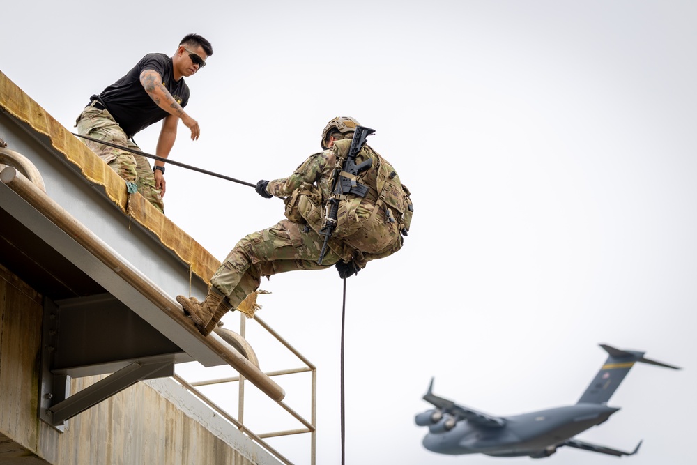 25th ID Lightning Academy Trains Students on Rappel Tower