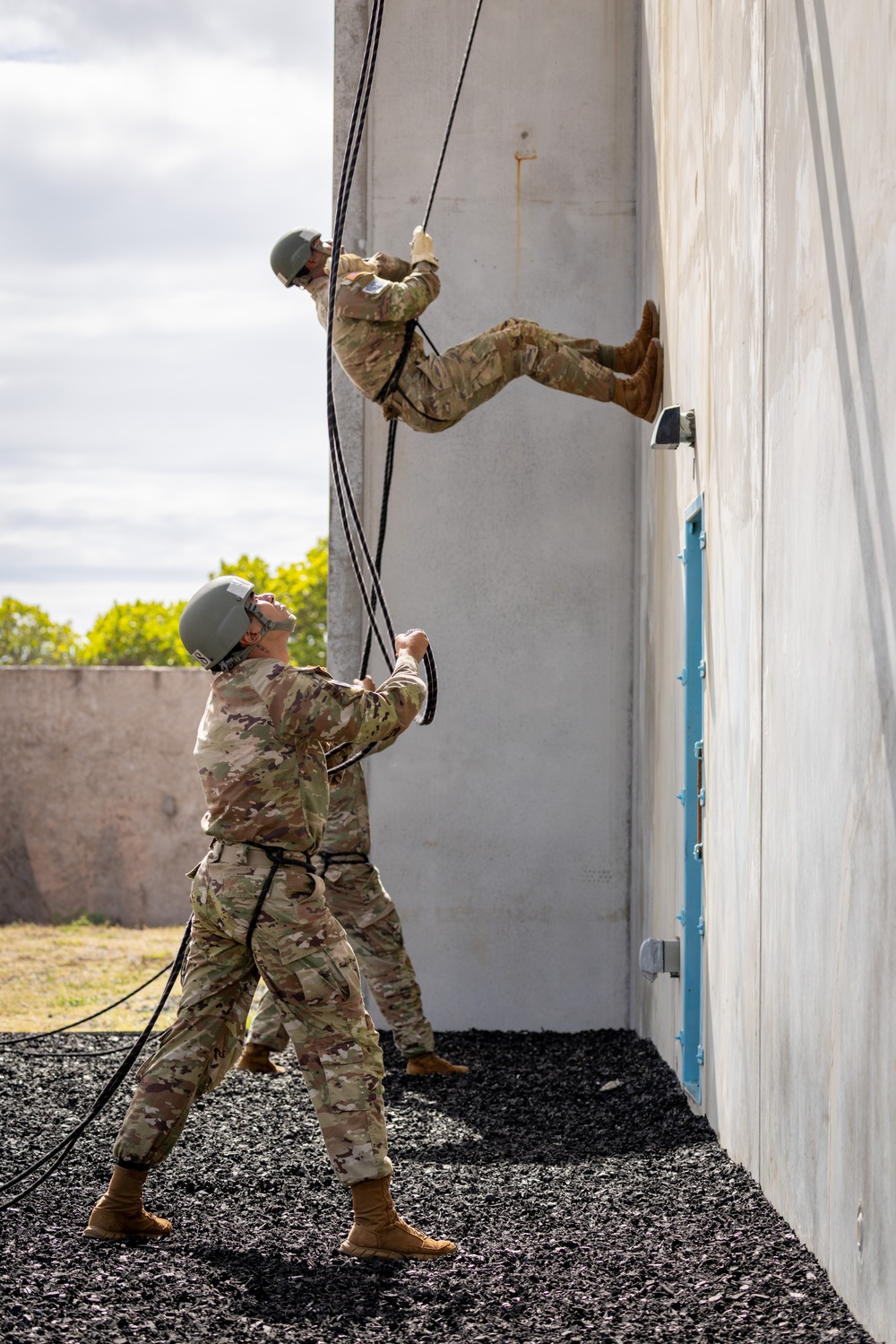 25th ID Lightning Academy Trains Students on Rappel Tower